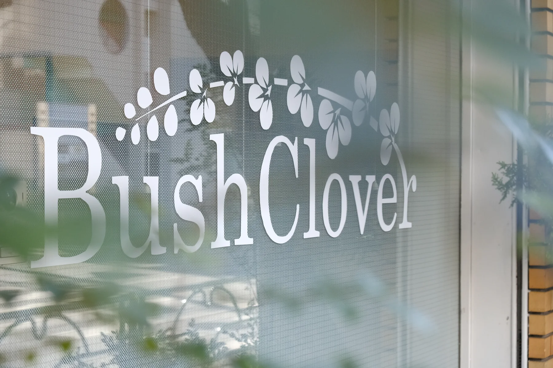 Bush Clover町田営業所のガラスサイン